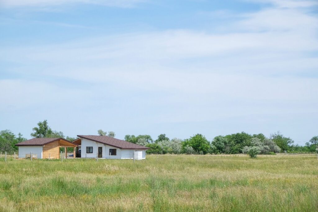Une maison sur un terrain agricole
