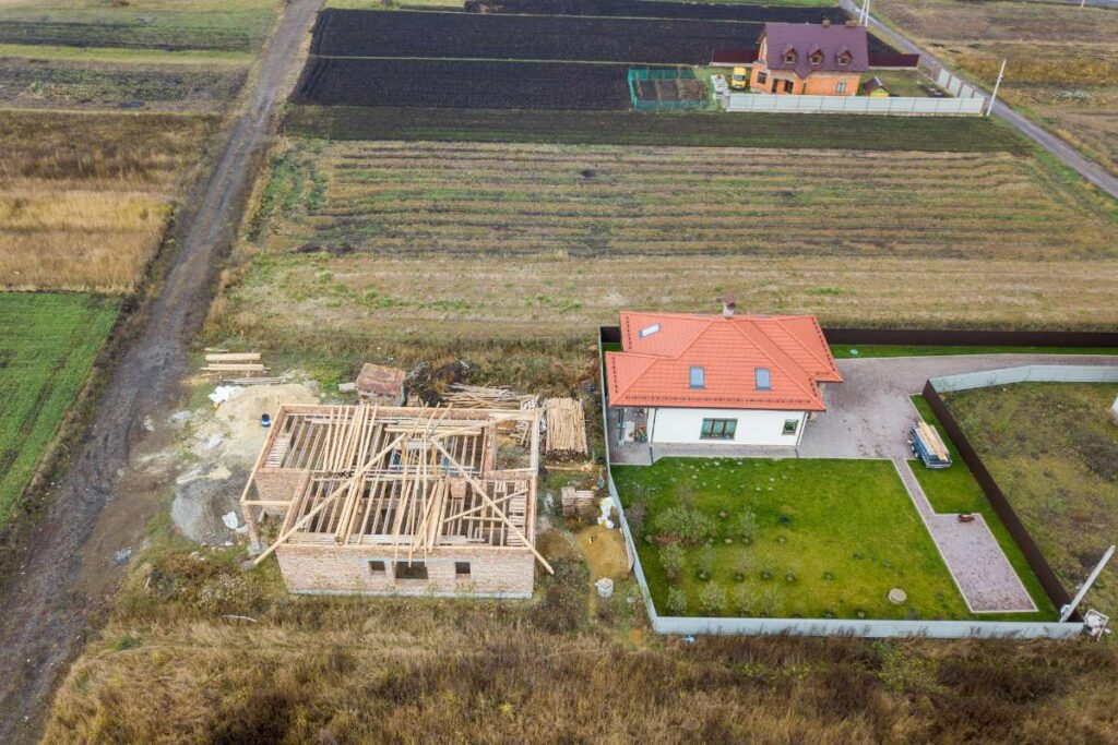 Des maisons construites sur un terrain agricole