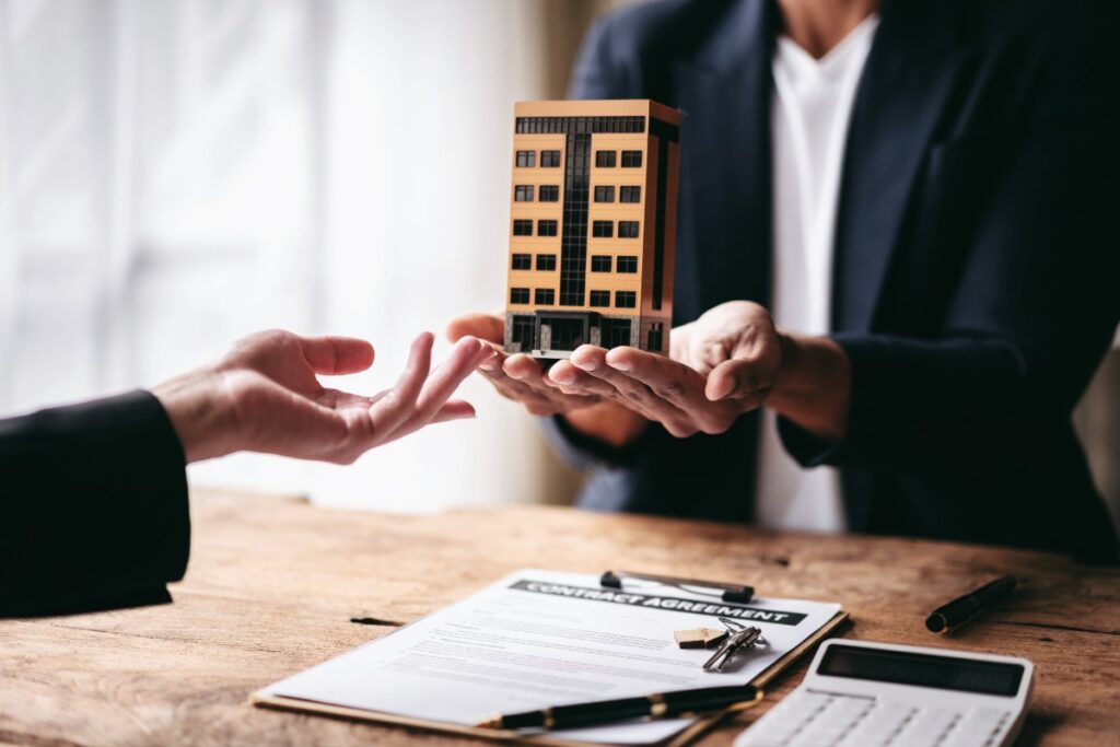Une personne tenant une maquette de bâtiment dans un bureau