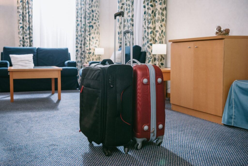 Valises debout dans une chambre d'hôtel