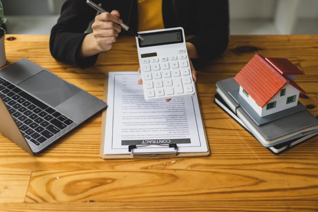Un agent immobilier assis dans un bureau avec un contrat