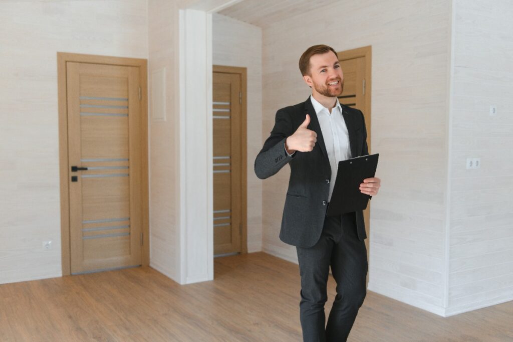 Un agent immobilier évaluant l'état d'une maison
