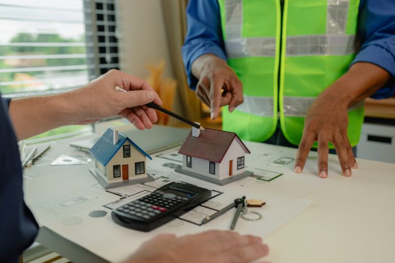 Un architecte et une personne discutant d'un nouveau plan de maison
