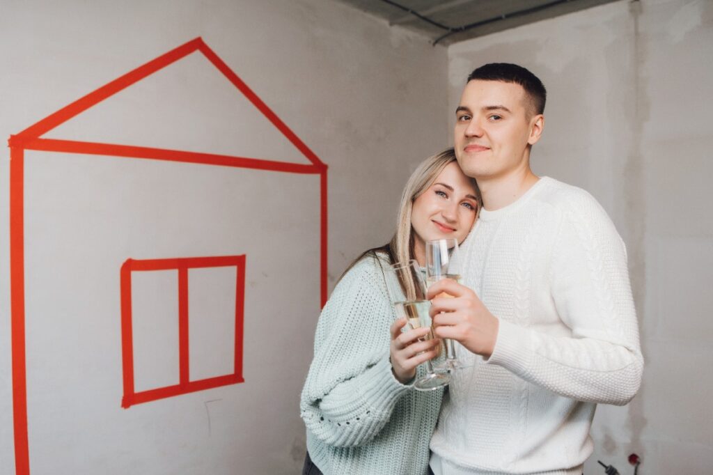 Un couple heureux dans une nouvelle maison