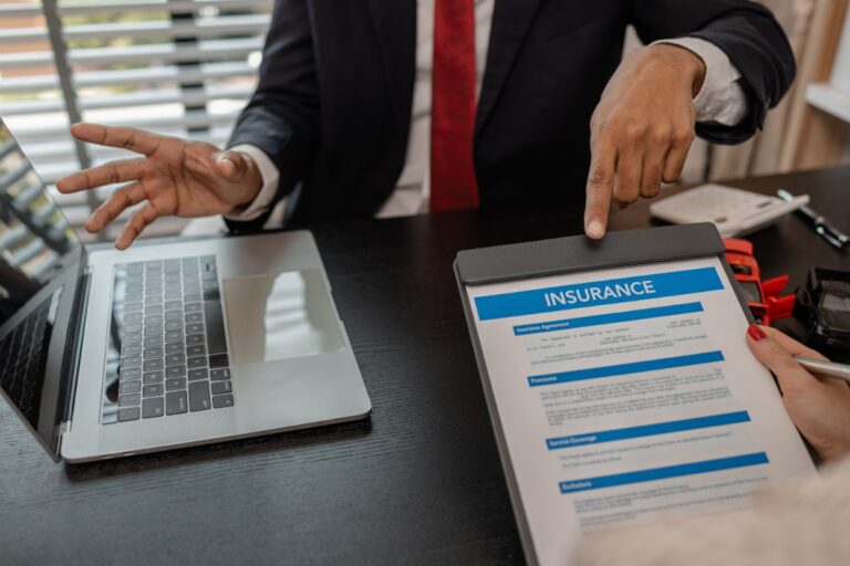 Un homme qui travaille dans un bureau avec un dossier d'assurance