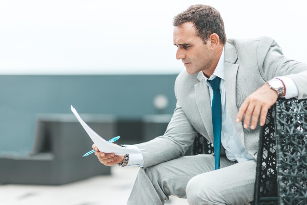 Un homme consultant des documents sur la table