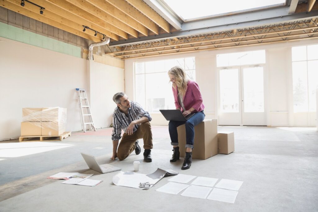 Un homme et une femme travaillant sur un nouveau projet d'aménagement d'une maison