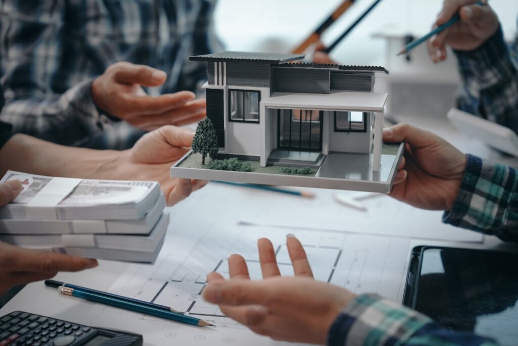 Des personnes examinant un plan de maison