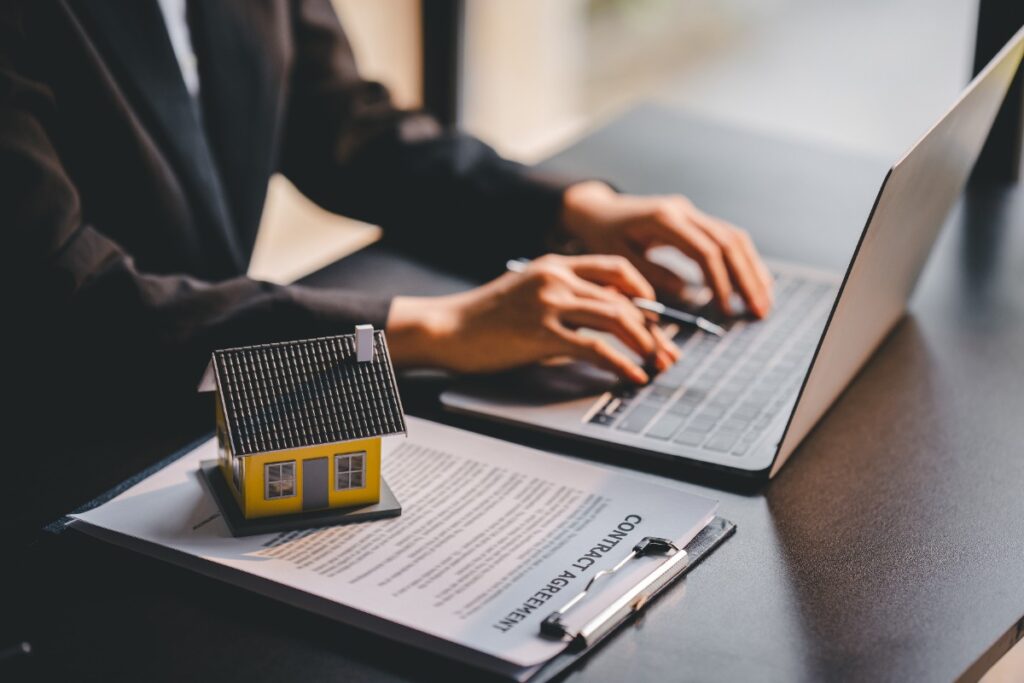 Un agent immobilier travaillant sur un ordinateur