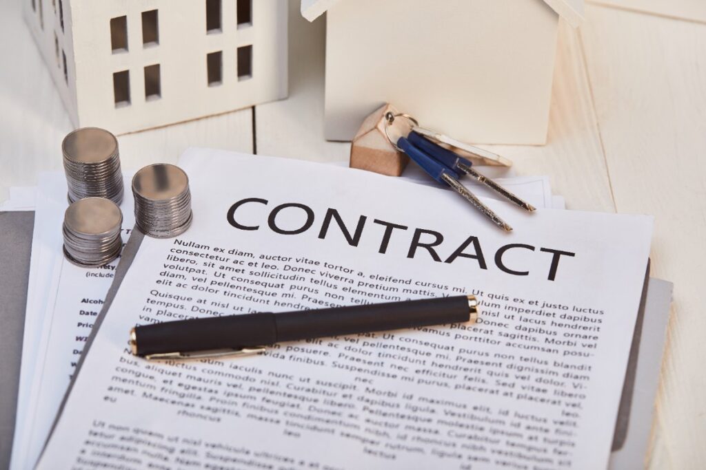 Un contrat de logement avec des clés de maison sur la table