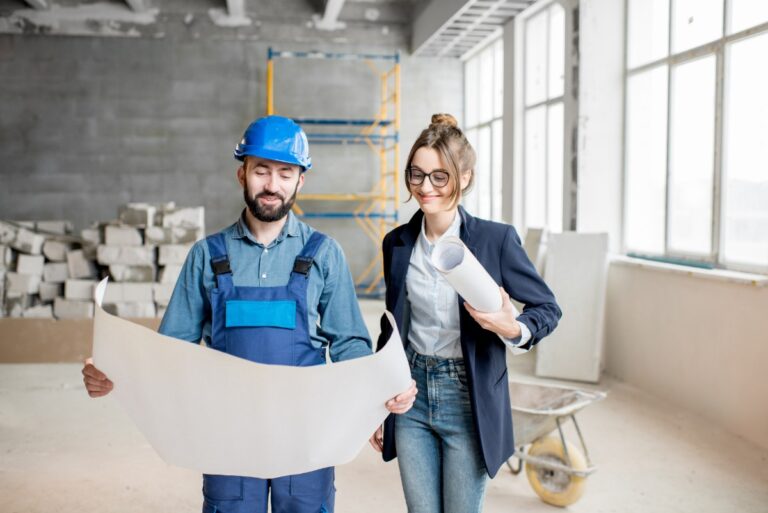 Une femme discutant avec un homme dans une maison en rénovation