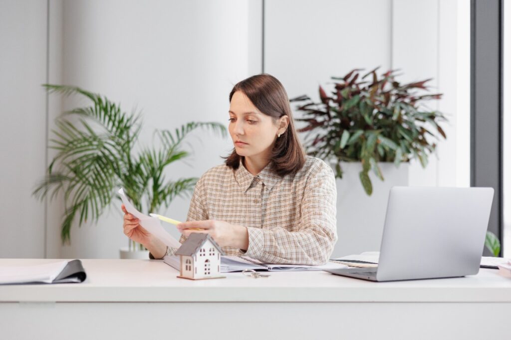 Une femme examinant du document financier dans son bureau