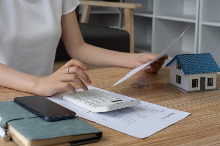 Une femme faisant du calcul sur la table