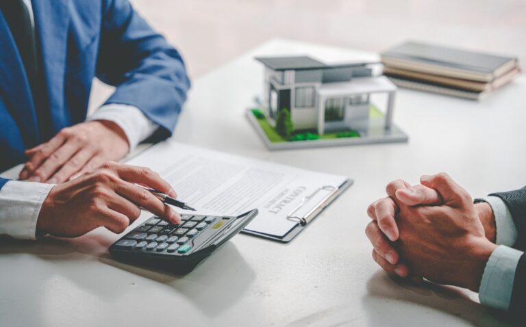 Deux hommes d'affaires faisant un calcul pour un marché immobilier