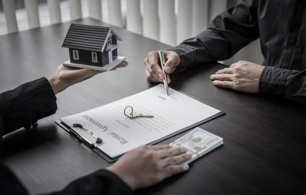 Une personne signant un contrat immobilier