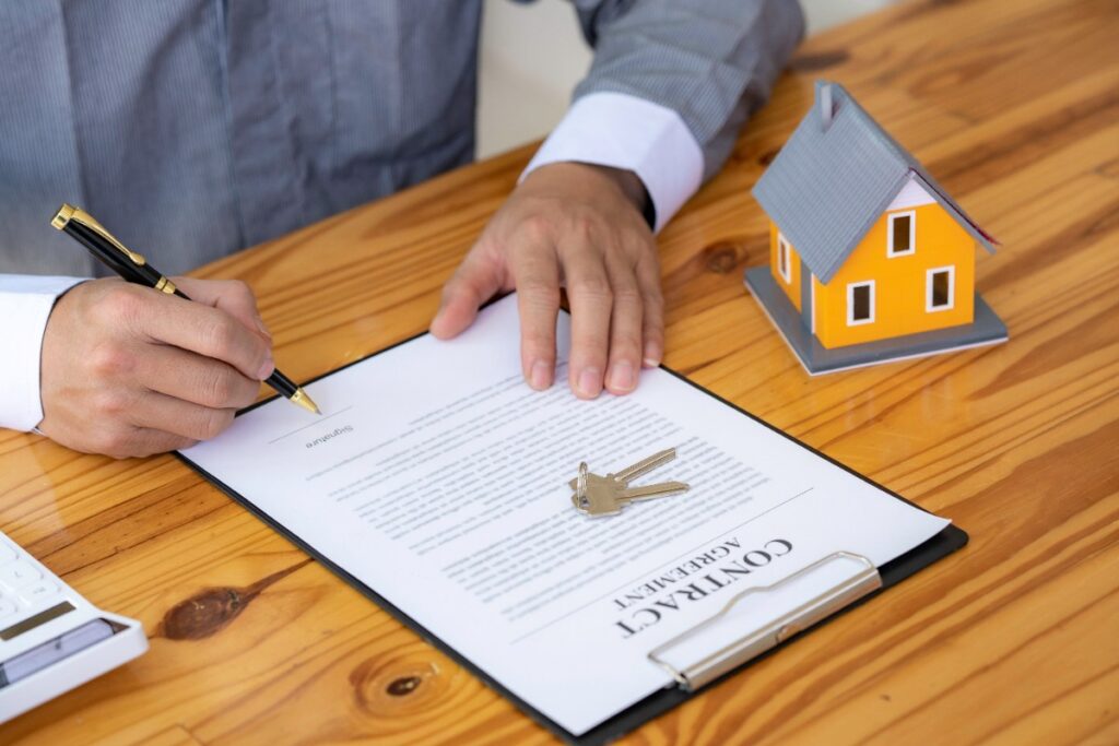 Une personne signant un contrat de location
