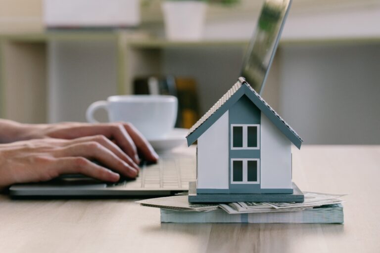 Une personne travaillant sur un ordinateur