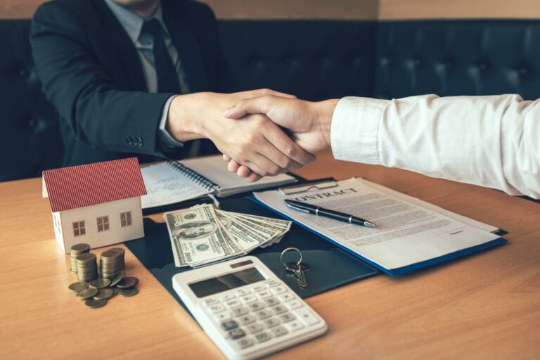 Deux personnes concluant un accord de marché immobilier