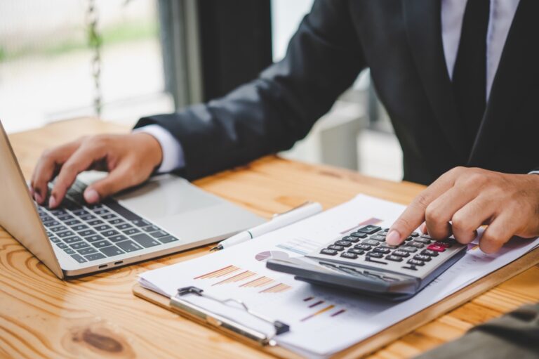 Un professionnel de finance travaillant dans un bureau
