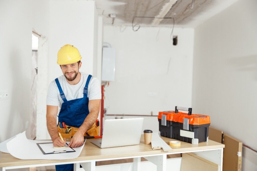 Un professionnel en uniforme travaillant dans une maison