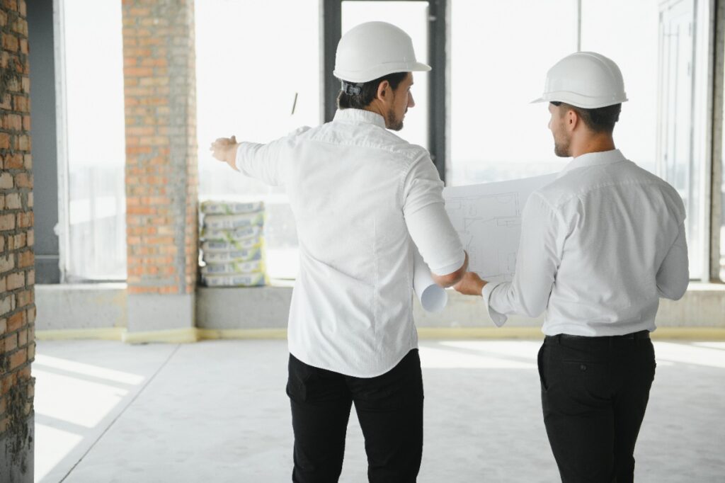 Deux spécialistes en rénovation inspectant un bâtiment